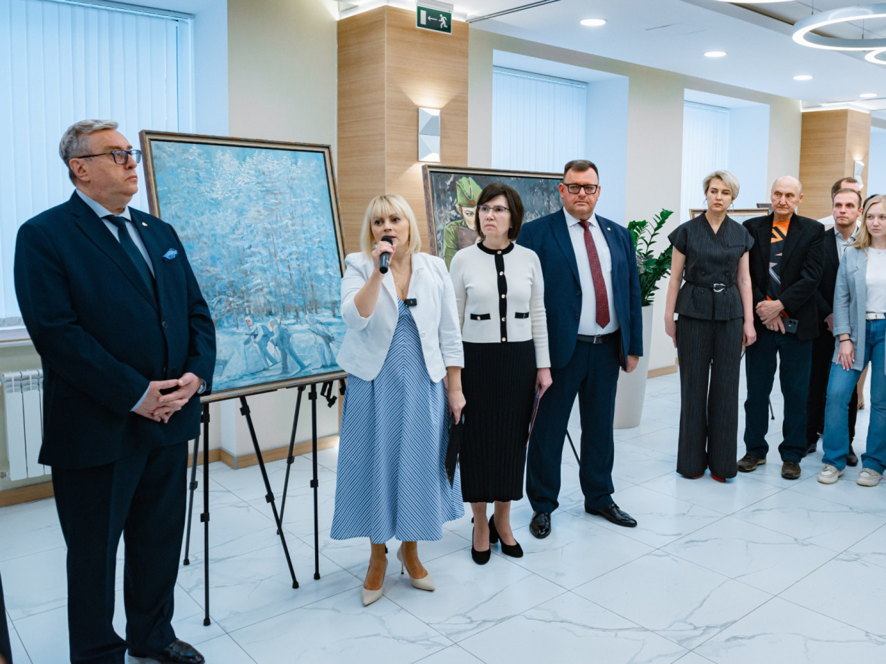 В Минпросвещения России открылась выставка «Память поколений: молодые художники – о войне и мире» В Минпросвещения России открылась выставка «Память поколений: молодые художники – о войне и мире»