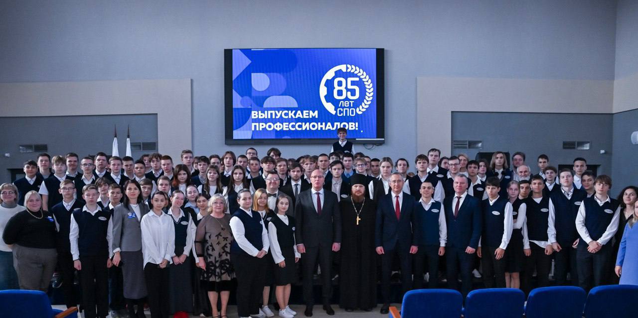 Дмитрий Чернышенко поздравил с Днем СПО преподавателей и студентов колледжа «Логос»