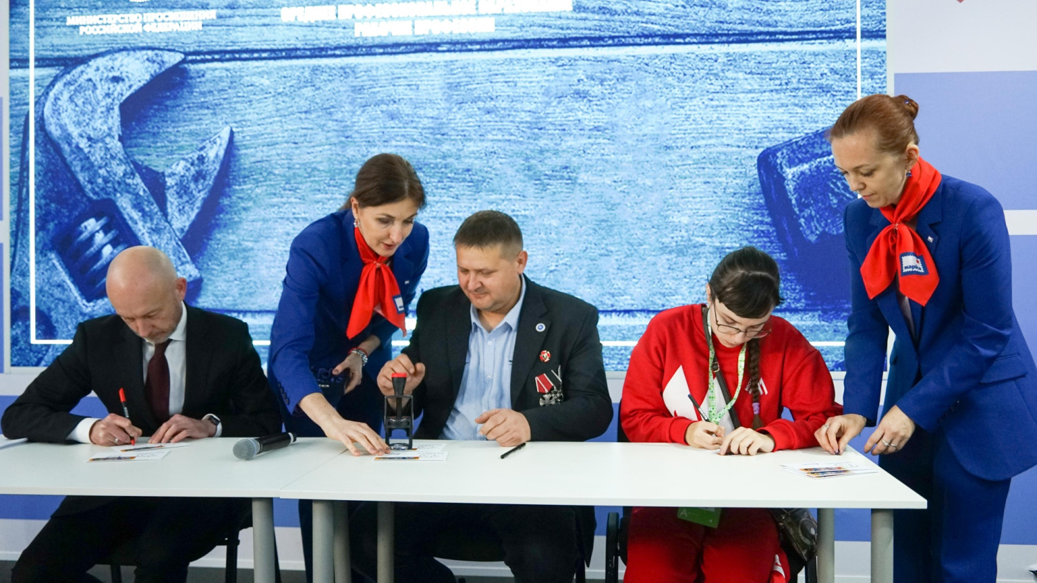 Церемония гашения марок серии «Рабочие профессии» состоялась в Москве