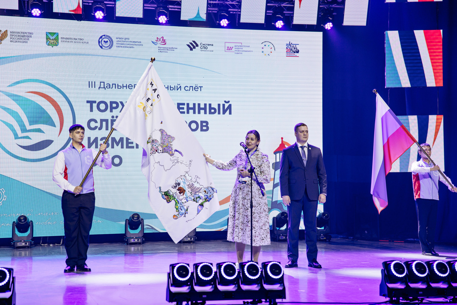 Дальневосточный федеральный округ принял эстафету флага конкурса «Мастер года»