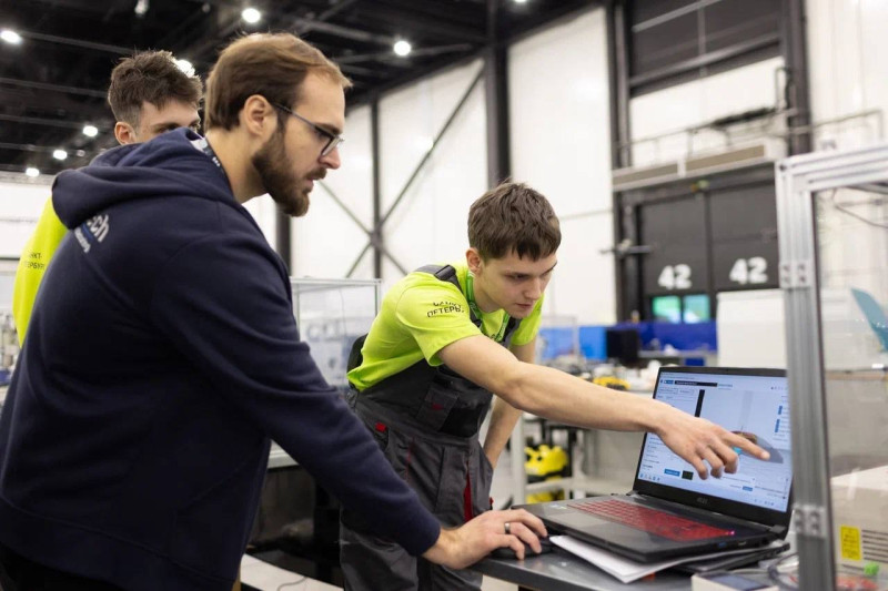 В День наставника Дмитрий Чернышенко и Сергей Кравцов объявили о старте конкурса «Наставничество»