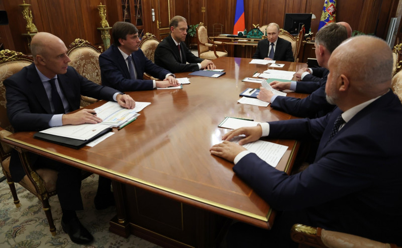 Сергей Кравцов на совещании с членами Правительства РФ доложил Владимиру Путину о готовности школ к началу учебного года